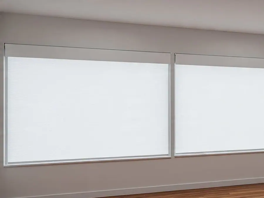 Dormitorio con cortinas roller translúcidas blancas