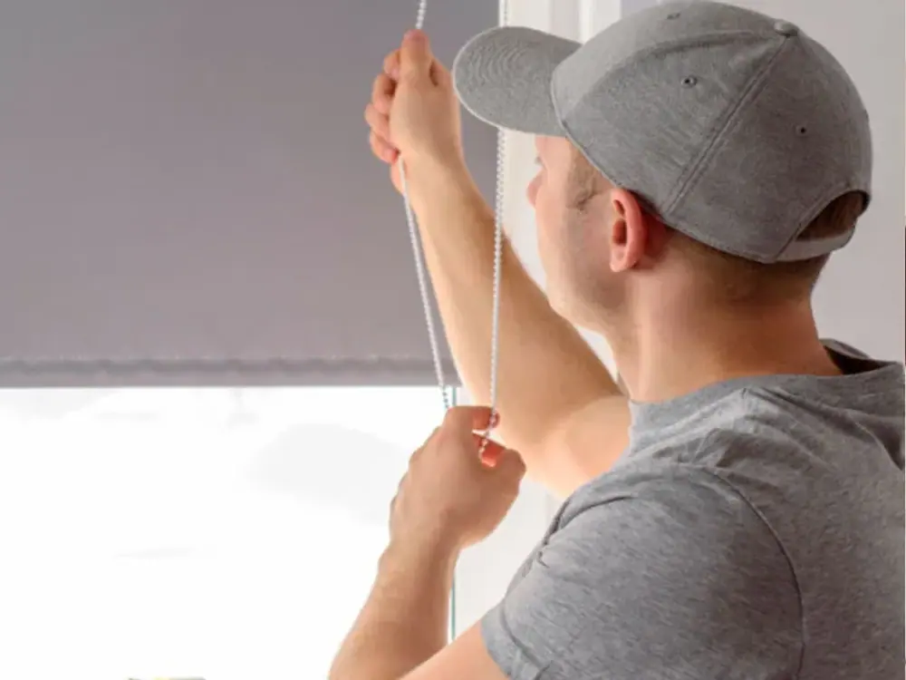 Instalador de HomeDecor montando un roller en una sala
